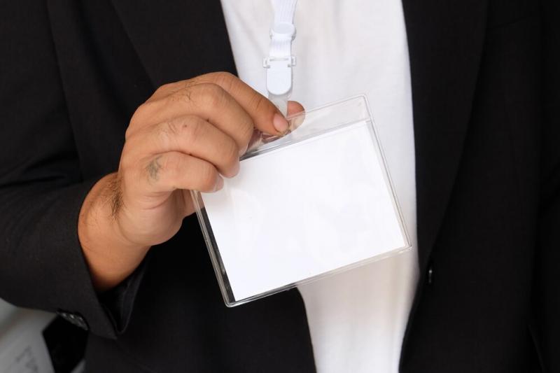 Crachá de Identificação de Funcionário: Como Escolher o Modelo Ideal para Sua Empresa Crachá de Identificação de Funcionário: Como Escolher o Modelo Ideal para Sua Empresa